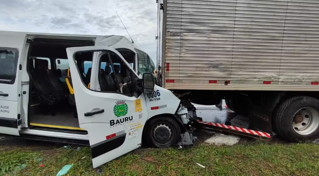 Van da Secretária de Saúde de Bauru colide com caminhão na rodovia Castello Branco e acompanhante de paciente morre