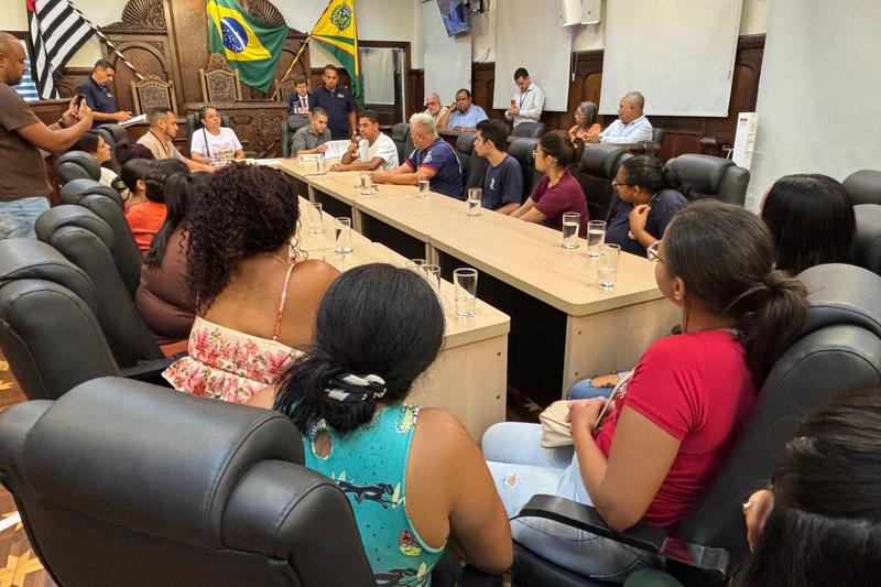 Câmara realiza reunião sobre suspensão do transporte escolar, mas Executivo não comparece