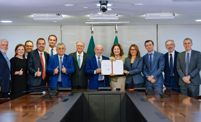 Medida Provisória sobre a isenção do imposto federal em compras internacionais é assinada pelo presidente Lula 