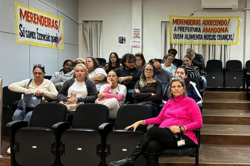 Merendeiras de Bauru relatam desgaste físico e lesões em jornada de trabalho; município tem déficit de profissionais da merenda