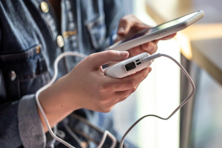 Novas regras limitam o transporte de power banks em aeronaves