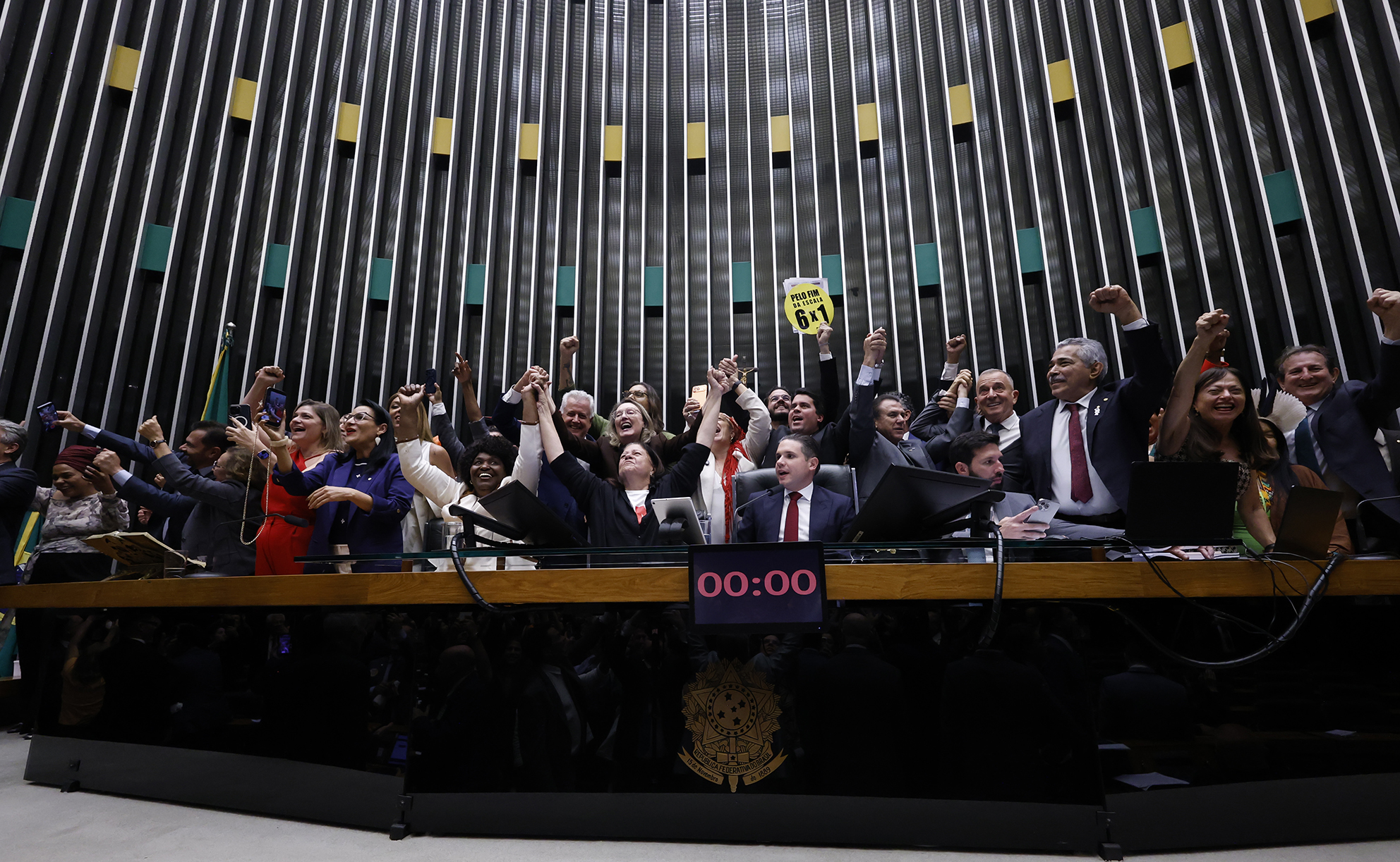 Câmara aprova PEC que acaba com a escala 6×1 e reduz jornada para 40 horas semanais
