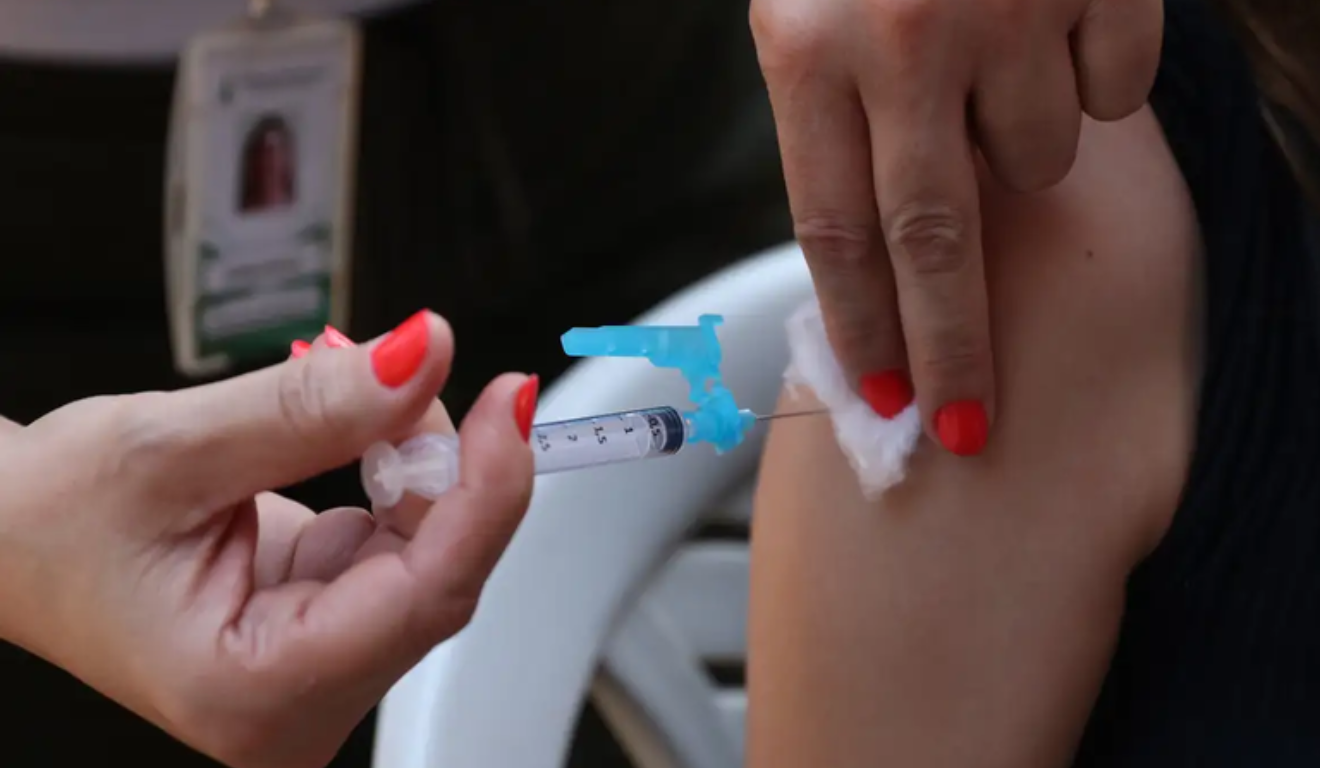 Ministério da Saúde suspende a aplicação da vacina da dengue 