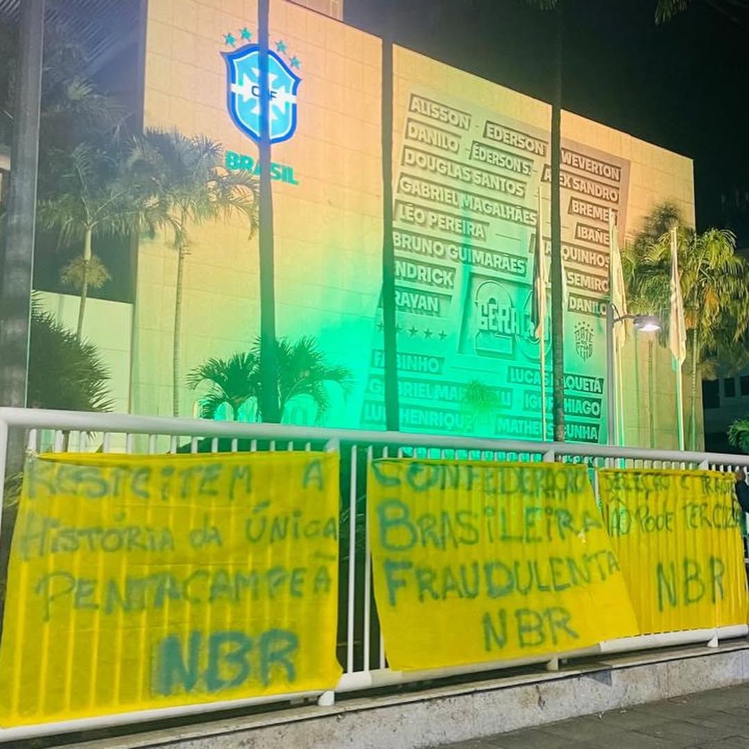 Núcleo BR protesta em frente à sede da CBF após eliminação do Brasil na Copa de 2026