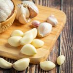 Alho como antibiótico natural: Anvisa alerta sobre os riscos da desinformação