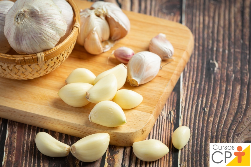 Alho como antibiótico natural: Anvisa alerta sobre os riscos da desinformação