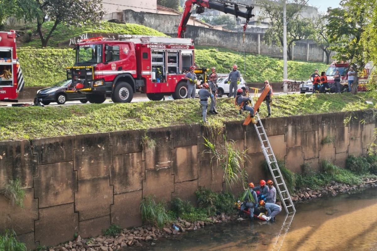 Pedestre cai no Rio Bauru e é resgatado pelo Corpo de Bombeiros