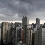 Frente fria traz chuvas intensas e queda acentuada de temperatura em SP