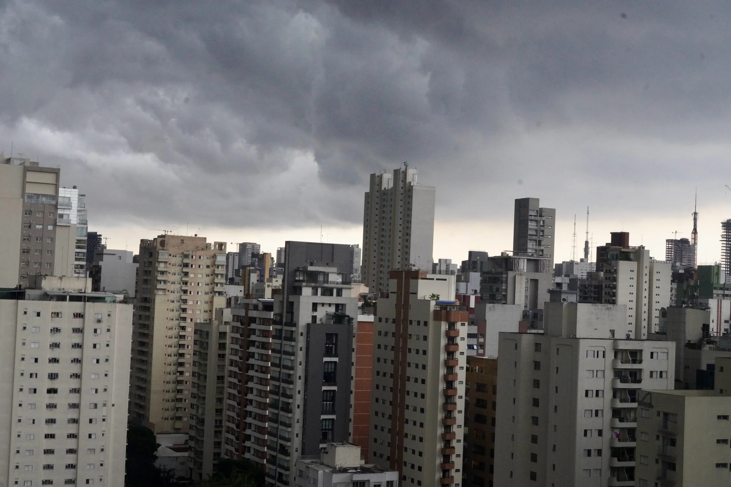 Frente fria traz chuvas intensas e queda acentuada de temperatura em SP