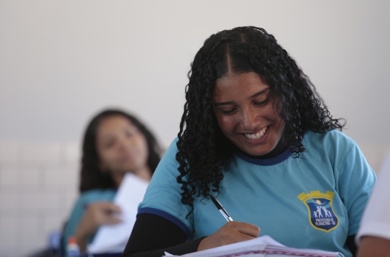 Mulheres são 63,98% das inscrições confirmadas no Enem 2026, aponta painel do Inep 